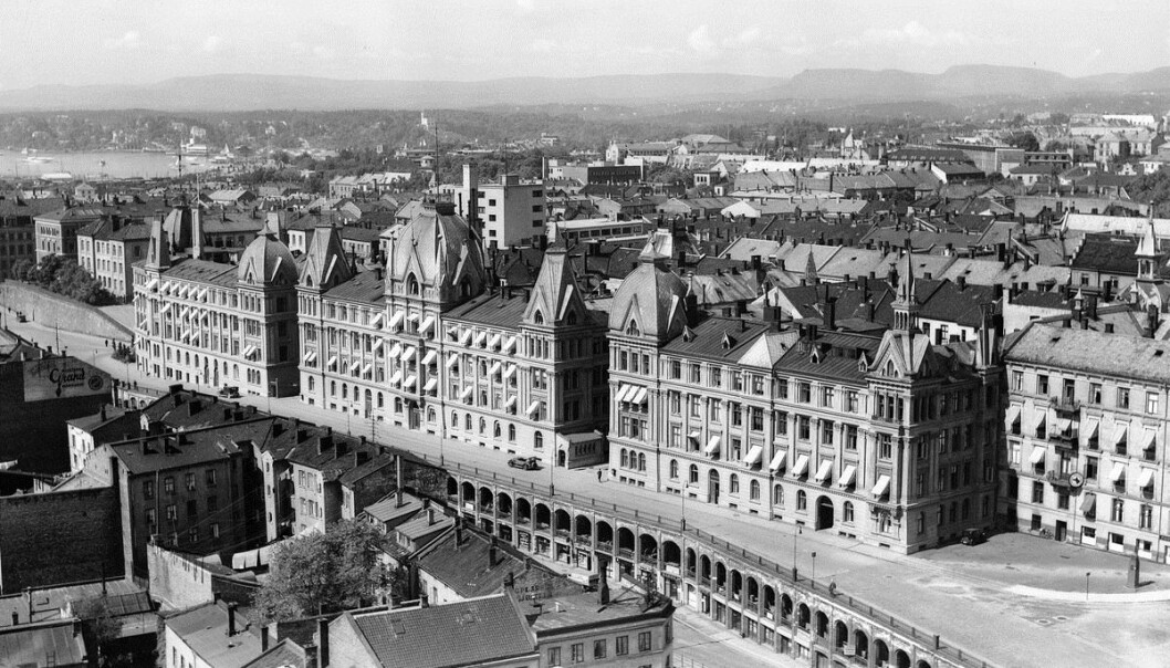 STASELIG: Victoria Terrasse i Oslo sto ferdig i 1890 som eksklusive leiligheter. Bygningen helt til høyre er Drammensveien 2 som ble bombet under krigen og deretter revet til fordel for dagens UD. STASELIG: Victoria Terrasse i Oslo sto ferdig i 1890 som eksklusive leiligheter. Bygningen helt til høyre er Drammensveien 2 som ble bombet under krigen og deretter revet til fordel for dagens UD.