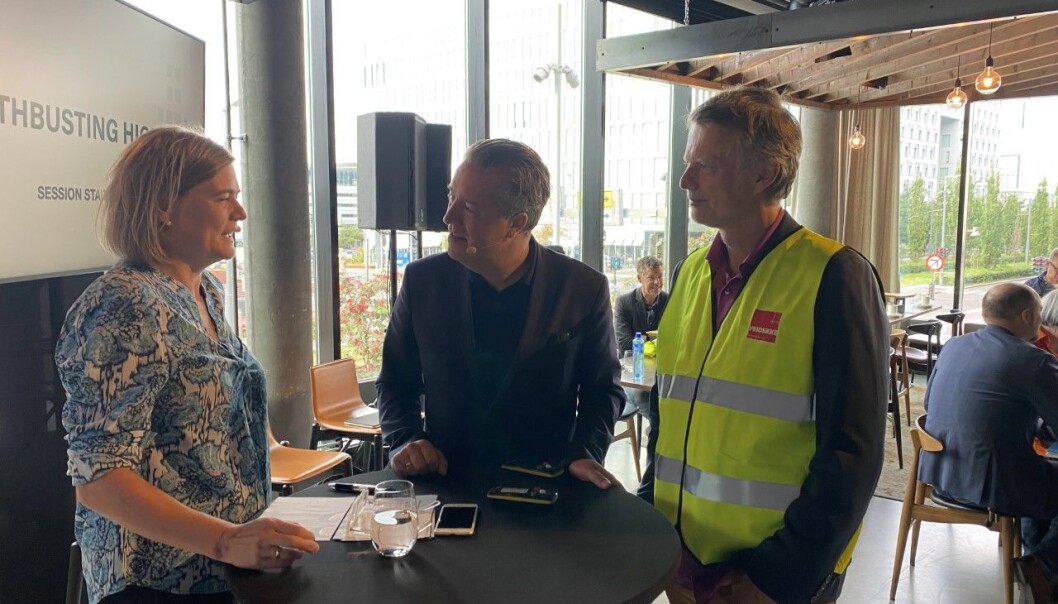 IVRIG DISKUSJON: Marianne Skjulhaug, dekan, Institutt for arkitektur og design, NTNU, Nanne de Ru, CEO, Powerhouse Company og Erling Fossen, daglig leder i OMA, under Mythbusting High Rise, under Oslo Urban Week. IVRIG DISKUSJON: Marianne Skjulhaug, dekan, Institutt for arkitektur og design, NTNU, Nanne de Ru, CEO, Powerhouse Company og Erling Fossen, daglig leder i OMA, under Mythbusting High Rise, under Oslo Urban Week.