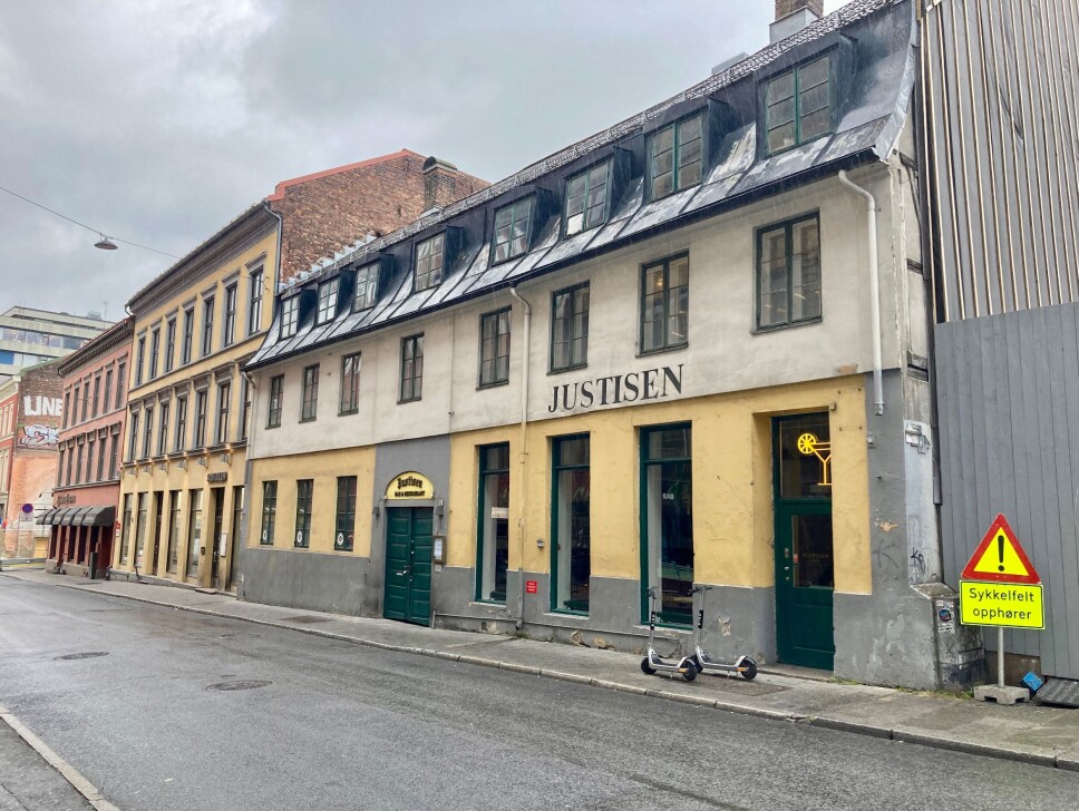 HISTORISK SUS: Statsbygg er nå i forhandlinger om å kjøpe Møllergata 15, som huser den historiske baren Justisen. HISTORISK SUS: Statsbygg er nå i forhandlinger om å kjøpe Møllergata 15, som huser den historiske baren Justisen.