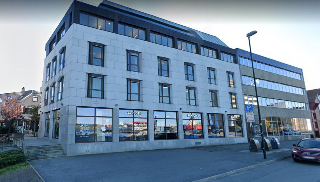VED SJØEN: Eiendommen ligger i første rekke mot sjøen. VED SJØEN: Eiendommen ligger i første rekke mot sjøen.