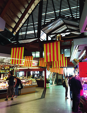 FOR ALLE: Markedet er verdt et besøk enten du skal shoppe, spise lunsj eller vil se på arkitekturen. FOR ALLE: Markedet er verdt et besøk enten du skal shoppe, spise lunsj eller vil se på arkitekturen.
