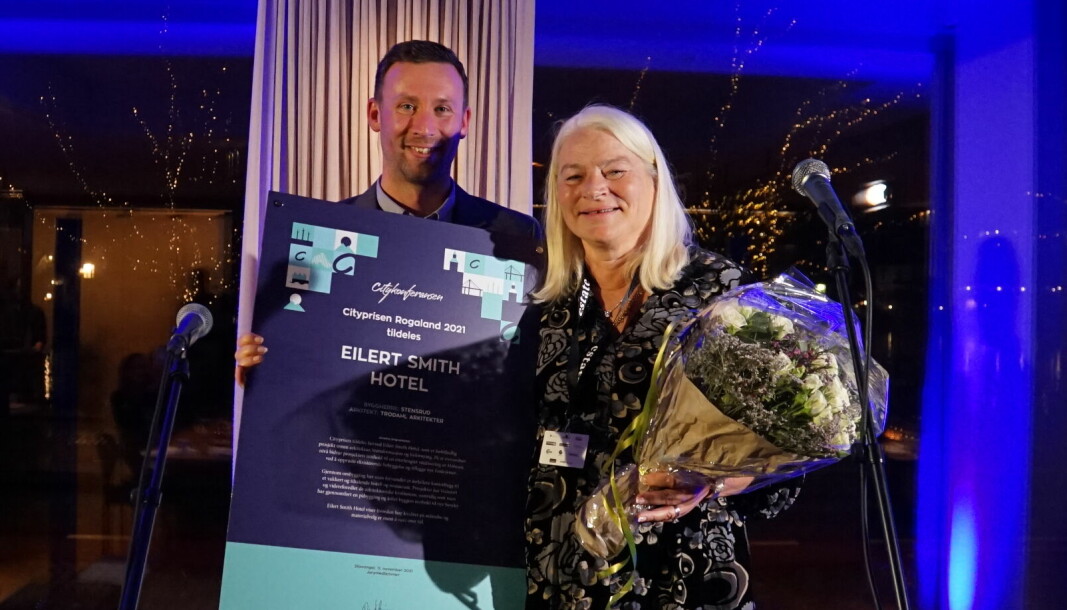 PRESTISJEPRIS: Juryleder Per Fretheim delte ut Cityprisen til Signe Anne Stensrud under middagen til Citykonferansen Stavanger.