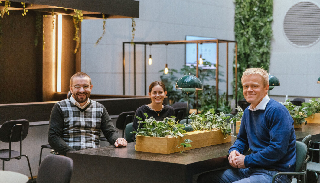 Vi bruker ofte bakgården til uformelle samlinger. Jon Georg Berentsen (CTO), Thea Elise Andersen (Product manager) og Øyvind Landgraff, Daglig leder. Vi bruker ofte bakgården til uformelle samlinger. Jon Georg Berentsen (CTO), Thea Elise Andersen (Product manager) og Øyvind Landgraff, Daglig leder.