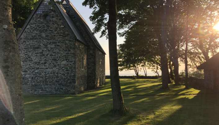 HAVUTSIKT: Sola Ruinkirke med havet i vest i solnedgang hvor de nummererte hjørnesteinene vises tydelig. HAVUTSIKT: Sola Ruinkirke med havet i vest i solnedgang hvor de nummererte hjørnesteinene vises tydelig.