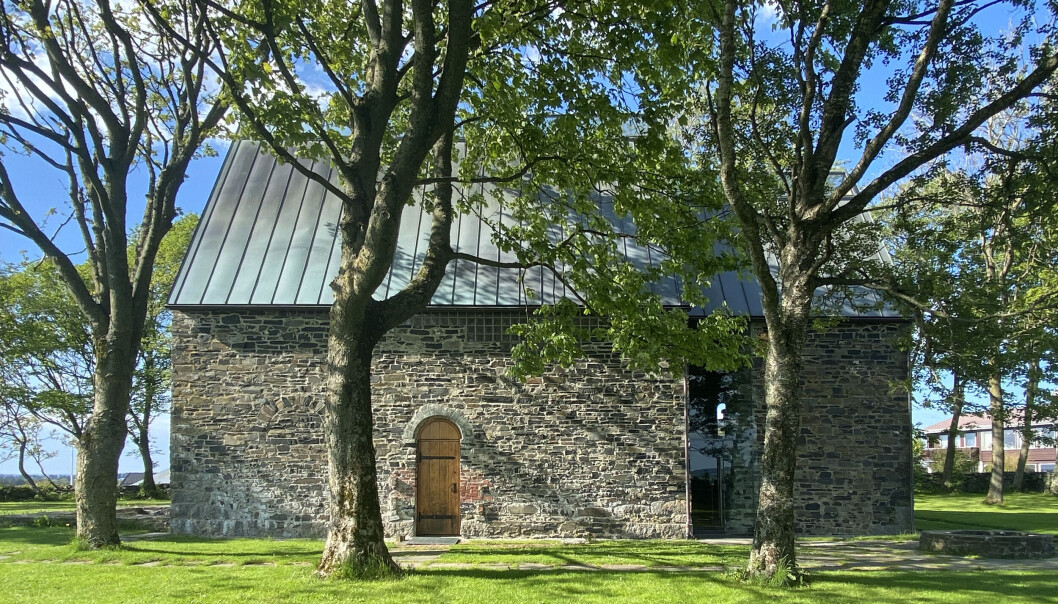TYDELIG MØTE: Sørfasaden viser tydelig møtet mellom det middelalderske og de moderne elementene i glass, glassbyggestein og bronse. TYDELIG MØTE: Sørfasaden viser tydelig møtet mellom det middelalderske og de moderne elementene i glass, glassbyggestein og bronse.