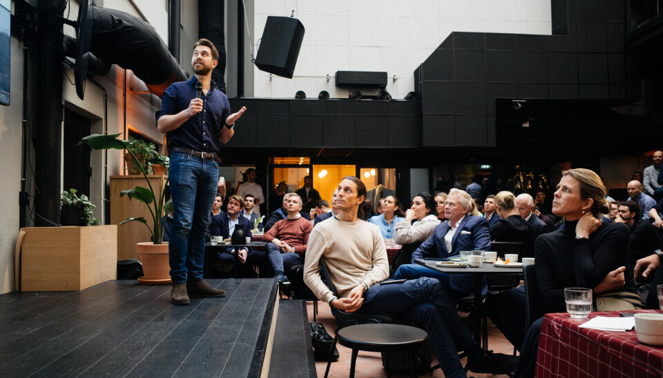 PÅ SCENEN: Jonas Ibsen Brynildsrud gikk kjapt igjennom Sunday Power under det første Proptech til Frokost-arrangementet. PÅ SCENEN: Jonas Ibsen Brynildsrud gikk kjapt igjennom Sunday Power under det første Proptech til Frokost-arrangementet.