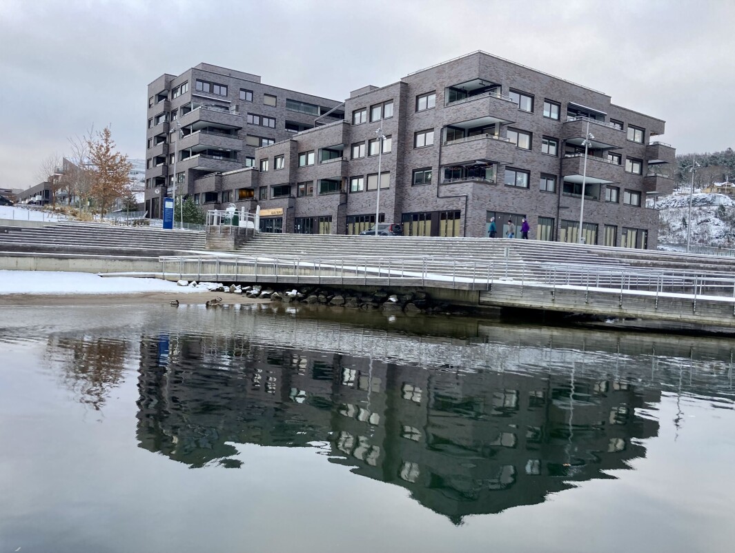 VÆRUTSATT: – Beliggenheten rett ved fjorden gjør bebyggelsen, og særlig balkongene, meget værutsatt, skriver sameiets konsulent. VÆRUTSATT: – Beliggenheten rett ved fjorden gjør bebyggelsen, og særlig balkongene, meget værutsatt, skriver sameiets konsulent.