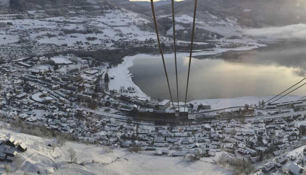 KVALIFISERT EIENDOMSINNGREP: Denne gondolbanen på Voss er en klar ulempe for naboene, mener Høyesterett. Foto: Wikipedia CC BY-SA 4.0 KVALIFISERT EIENDOMSINNGREP: Denne gondolbanen på Voss er en klar ulempe for naboene, mener Høyesterett. Foto: Wikipedia CC BY-SA 4.0