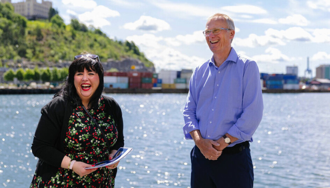 VERDISKAPNING: I dag fikk byråd for næring og eierskap, Victoria Marie Evensen (Ap), overrakt en ny rapport om Grønlikaias verdiskapning fra administrerende direktør i Hav Eiendom, Kjell Kalland. VERDISKAPNING: I dag fikk byråd for næring og eierskap, Victoria Marie Evensen (Ap), overrakt en ny rapport om Grønlikaias verdiskapning fra administrerende direktør i Hav Eiendom, Kjell Kalland.