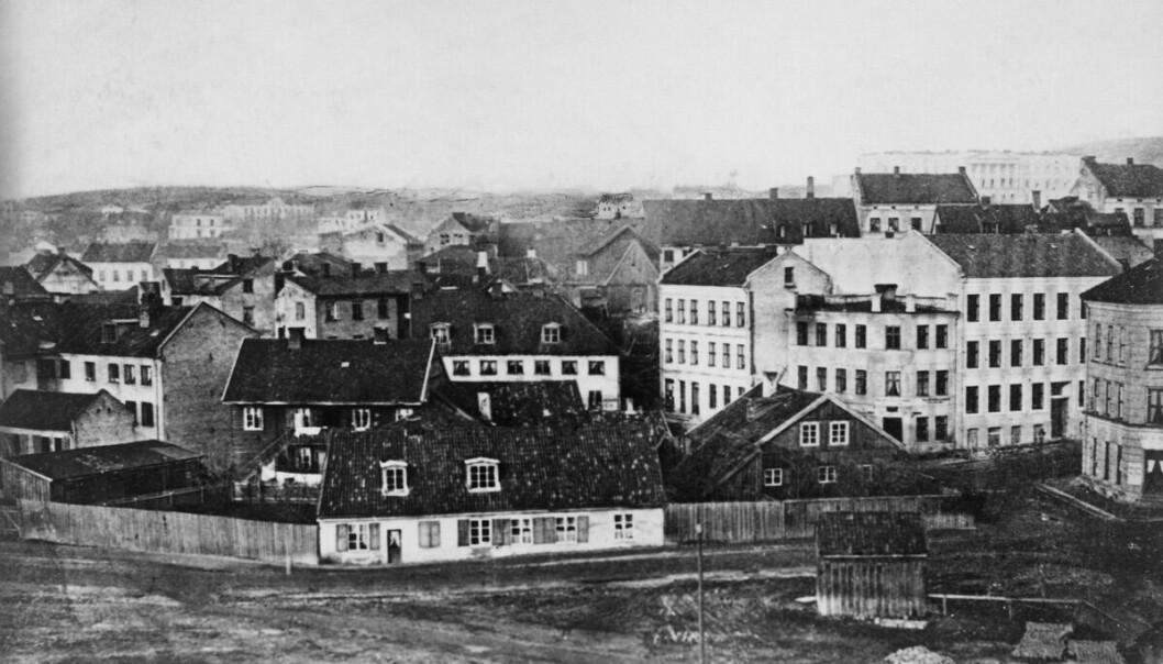 SLUM: Vika i Oslo, eller Pipervika som det het, var et slumområde i flere hundre år. Borgerskapet likte det dårlig, og heller ikke Slottet øverst til høyre gledet seg voldsomt over sitt nærmeste nabolag. Bildet er fra ca. 1860.