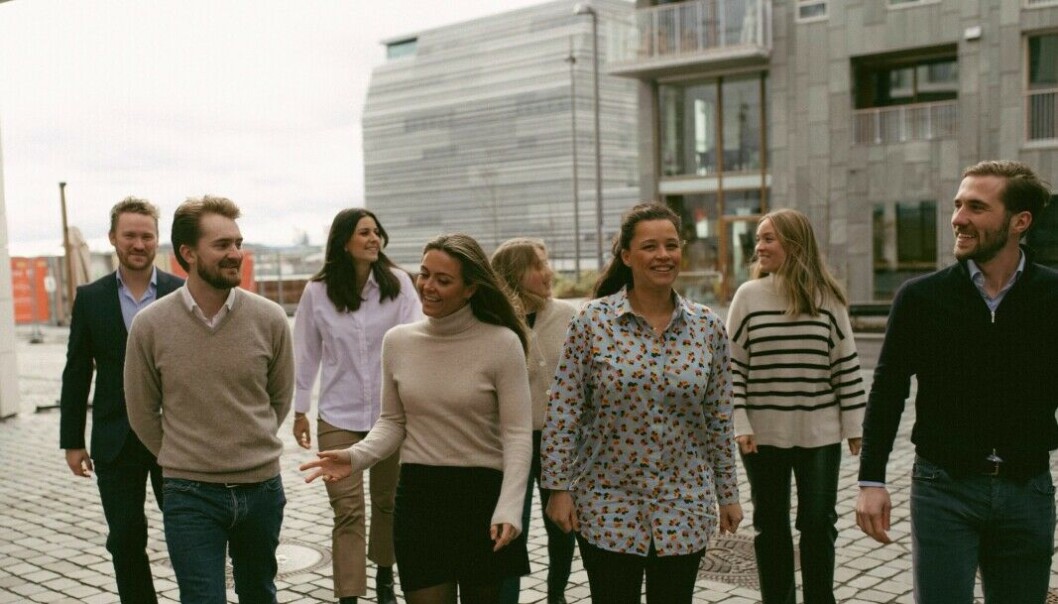 ENDRINGER: Caroline Krefting (foran til høyre) går ut av styret i Ung i Næringseiendom. Katrine Belsvik tar over som leder. ENDRINGER: Caroline Krefting (foran til høyre) går ut av styret i Ung i Næringseiendom. Katrine Belsvik tar over som leder.