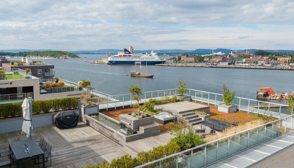 FJORDUTSIKT: - Takterrassen er vendt mot syd, øst og vest, med perfekte solforhold og en fjordutsikt som må oppleves, skriver Sem & Johnsen i salgsoppgaven. FJORDUTSIKT: - Takterrassen er vendt mot syd, øst og vest, med perfekte solforhold og en fjordutsikt som må oppleves, skriver Sem & Johnsen i salgsoppgaven.