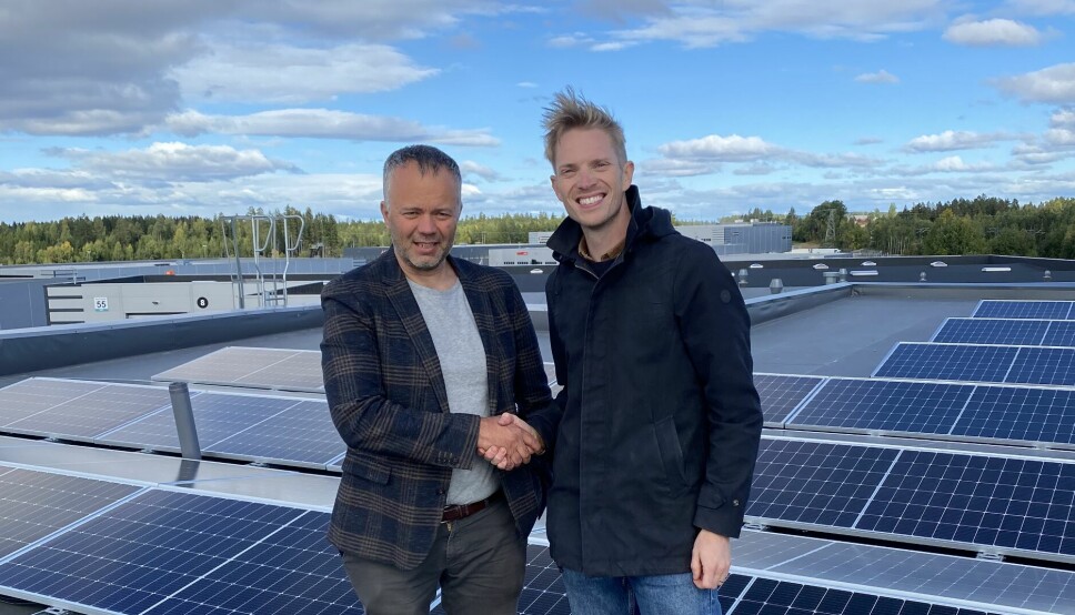 FORNØYD: Leietaker Kjellmann, her representert ved daglig leder Tommy Kjellmann (tv) og Alexander Rydfjord, CPO i Sunday Power, er fornøyd med solcellesatsingen.