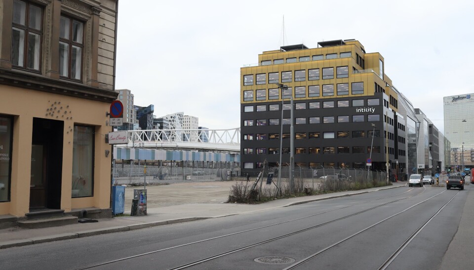 HELT INNTIL
SPOROMRÅDET
På denne tomten, helt
inntil sporområdet på
Oslo S, ønsker Bane Nor
Eiendom å oppføre ett
nytt kontorbygg. HELT INNTIL
SPOROMRÅDET
På denne tomten, helt
inntil sporområdet på
Oslo S, ønsker Bane Nor
Eiendom å oppføre ett
nytt kontorbygg.