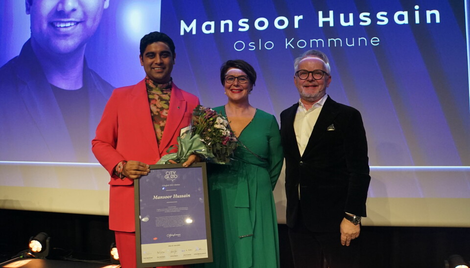 PRIS: Mansoor Hussain mottok prisen av Tone Tellevik Dahl i Norsk Eiendom og Gunnar Bøyum.