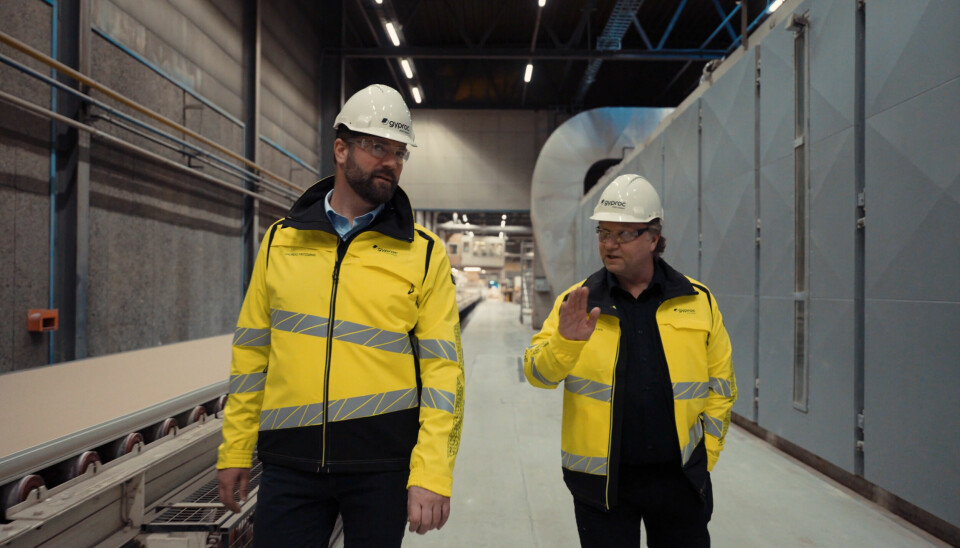 Andreas Fritzsønn (CEO i Glavagruppen, til venstre) og Bjørn Olsen (fabrikksjef Gyproc) kan glede seg over at gipsplateproduksjonen i Fredrikstad nå er helt CO2-fri. Foto: Metro Branding.