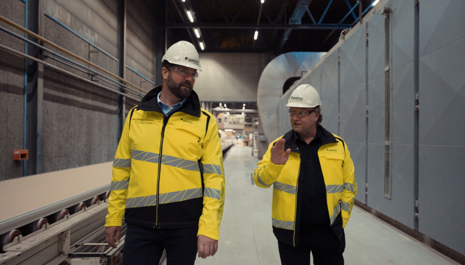 Andreas Fritzsønn (CEO i Glavagruppen, til venstre) og Bjørn Olsen (fabrikksjef Gyproc) kan glede seg over at gipsplateproduksjonen i Fredrikstad nå er helt CO2-fri. Foto: Metro Branding. Andreas Fritzsønn (CEO i Glavagruppen, til venstre) og Bjørn Olsen (fabrikksjef Gyproc) kan glede seg over at gipsplateproduksjonen i Fredrikstad nå er helt CO2-fri. Foto: Metro Branding.
