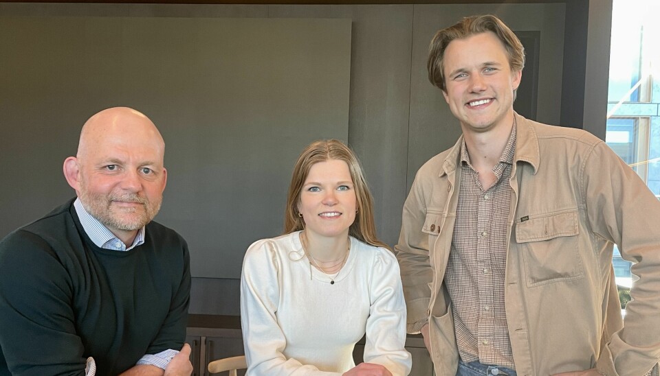 AVTALE: Fabian Utigard (th) i Kvist Solutions, Anniken Hofgaard i Ferd Impact Investing og Anders Holmlund I Ferd Eiendom.