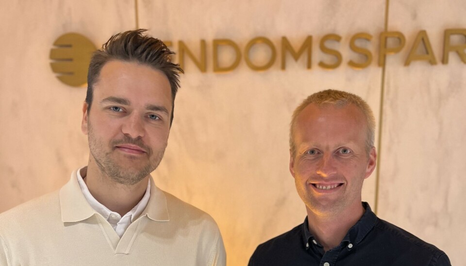 FINNER DYRE FEIL: Miljøsjef André Dalene (th) i Eiendomsspar skal bruke Soundsensing for å finne feil i de tekniske rommene. Her sammen med Ole Johan A. Bjerke i Soundsensing.