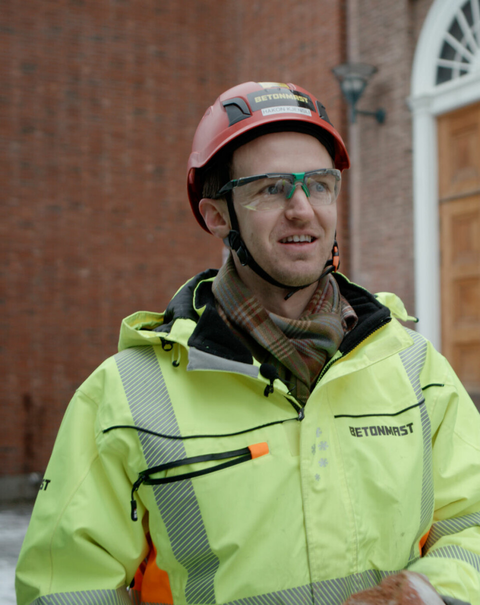 Håkon Kjensli, miljøansvarlig i Betonmast Trøndelag, foran Trondheim Katerdralskole. Foto: Mikkel Moxness / Catchlight