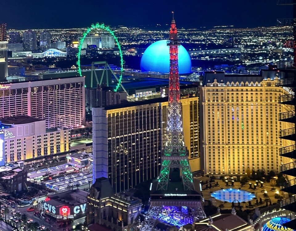 LANDEMERKE: Sphere lyser godt opp i neonjungelen i Las Vegas.