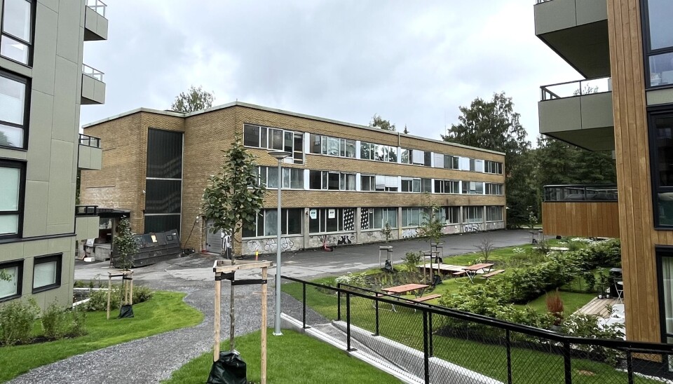 RIVES: Det gamle næringsbygget har de senere årene blitt omringet av massiv boligutbygging, og snart kal det også erstattes.