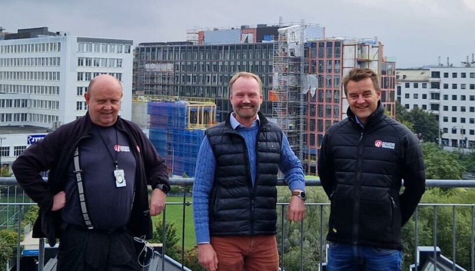 FORENKLER GJENNOM APPLIKASJON: F. v. Guttorm Normann, driftstekniker i Ragde Eiendom, Per Haaheim, partner og leder av Oslo-kontoret i Lifeatwork AS og Harald Thoresen, eiendomssjef i Ragde Eiendom.