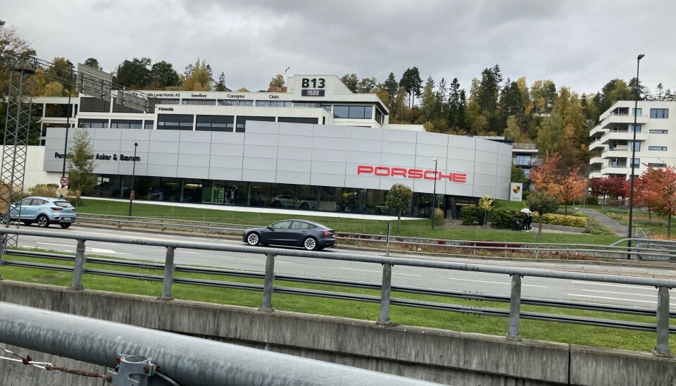 KOM SKJEVT UT: Entreprenør og tiltakshaver krever flere titalls millioner kroner av hverandre, etter at Porsche Center Asker & Bærum først stod ferdig nærmere ett år etter planlagt ferdigstillelse.