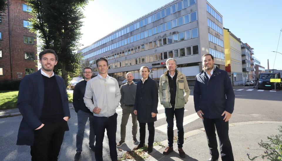 DEAL: Fra venstre Petter Fagerli i SKB, Richard Olsen i SKB Eiendom, Erlend Garmann Tuntland i SKB Eiendom,
Petter Gautneb i Traaseth Property, Sebastian Traaseth i Traaseth Property, Jo Haaken Rønning i SKB Eiendom og Martin Traaseth i Traaseth Property foran Stockholmgata 25.