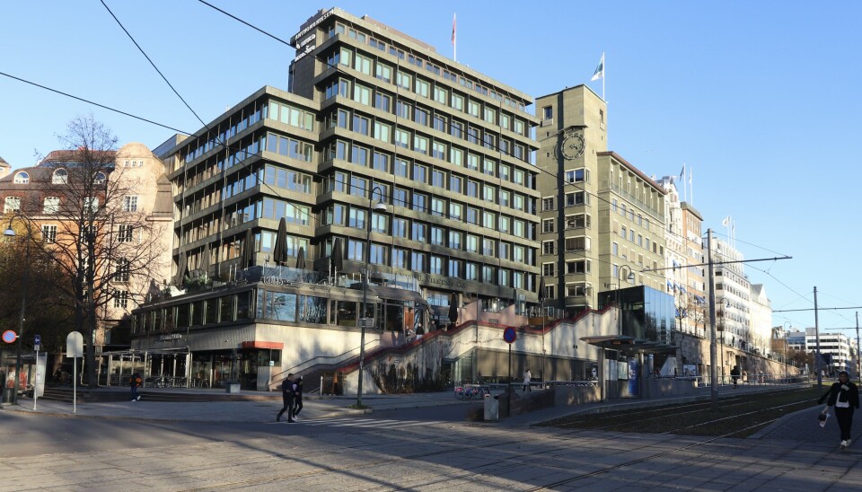 Rådhusgata 27 er stjerna i Anthon Eiendoms portefølje – et landemerke i hjertet av Oslo. Kontorbygget er elegant tilpasset terrenget, med ti etasjer mot Øvre Vollgate og tre avtrappede etasjer ned mot Rosenkrantz’ gate. Rådhusgata 27. Foto: Glen Widing