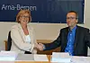 Utbyggingsdirektør Helga Nes i Bane NOR og prosjektleder i Skanska, Mons Egil Lien, signerer kontrakten.