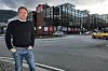 VIL BYGGE HOTELL: Christian Foss i Milepel Eiendom vil at bygget bak på ham på bildet skal bli hotell. (Foto: Torgeir Hågøy)
