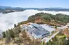 STRANDLINJE: Bebyggelsen er oppført på en 34 mål stor tomt med lang strandlinje. Foto: Eiendomsmegler 1 Næring