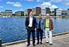 SENIORBOLIGER: Tor Instanes, Bodil Valland Steinhaug og Bjart Nygaard viser hvor seniorboligene i denne fotomontasjen skal bygges på Marineholmen i Innovasjonsdistriktet. Foto: GC Rieber Eiendom
