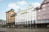 FORRETNINGER OPPRETTHOLDES: Strandgaten 3 (til høyre for Scandic Torget) har to forretningslokaler mot Strandgaten. Disse skal opprettholdes. Foto: Scandic Hotels