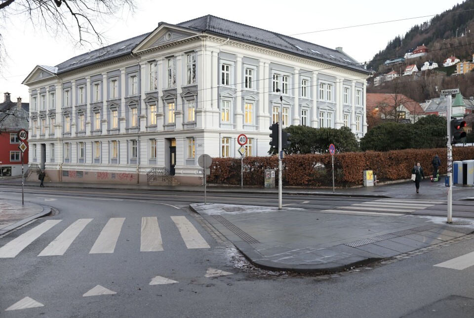 2.950 KVM: Bygningen har et areal på 2.950 kvadratmeter.