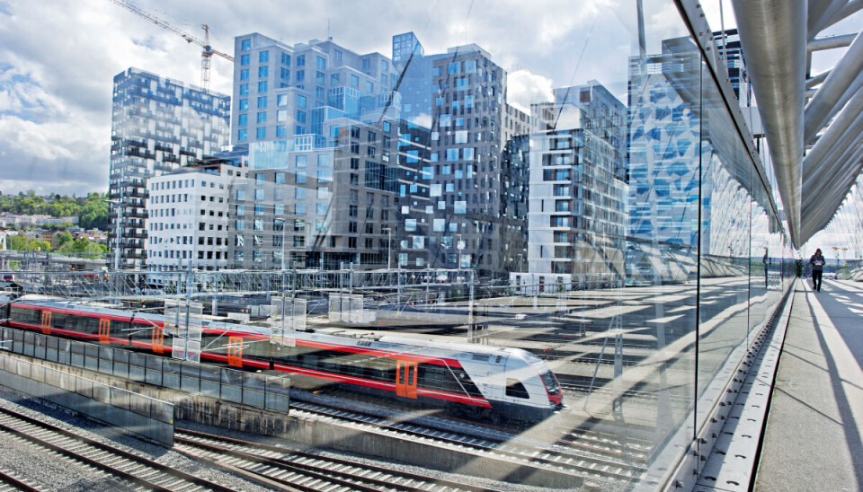 Ifølge Transportøkonomisk Institutt (TØI) skånes hovedstaden for hele 22.000 bilturer hver eneste dag. Når Bjørvika er ferdig utbygget vil den nye bydelen romme ca. 5.000 boliger og 20.000 arbeidsplasser, men har overraskende få parkeringsplasser.
FOTO: Hilde Lillejord, Bane NOR