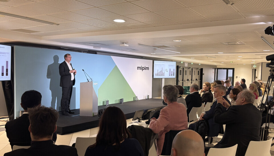 UTENLANDSK INTERESSE: Det var 70 deltakere på Oslo Investor Summit, hvorav flertallet var fra utenfor Norge. Her forteller leder for analyse i Malling, Herman Følling Ness, om mulighetene i det norske markedet.