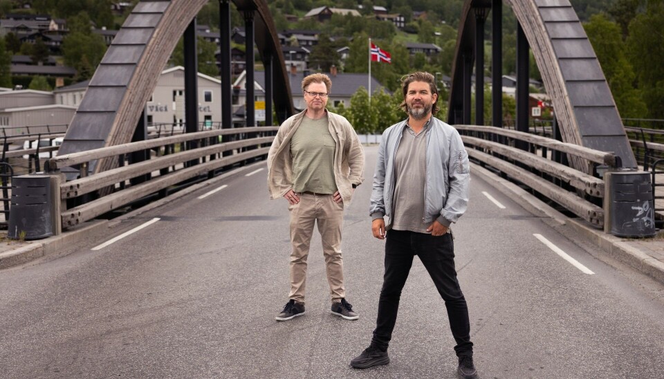 PÅ ETTERSKUDD: Magnus Smidesang Rønningen, som de siste årene har ervervet «halve» Vågå, sliter med levering av regnskapene. Bak forfatter og medinvestor Jørn Lier Horst.