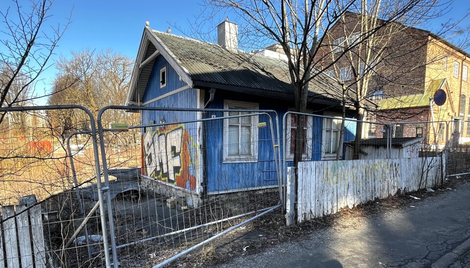 MÅ STÅ: Eieren mener dette huset hindrer ham i å bygge blokker, PBE krever at det skal stå. Trondheimsveien 119-125 Hasleveien 4, 6, 7. Foto: Glen Widing