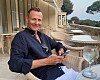 Riise i riviera-modus: – Rosé i hånda, sigar i den andre