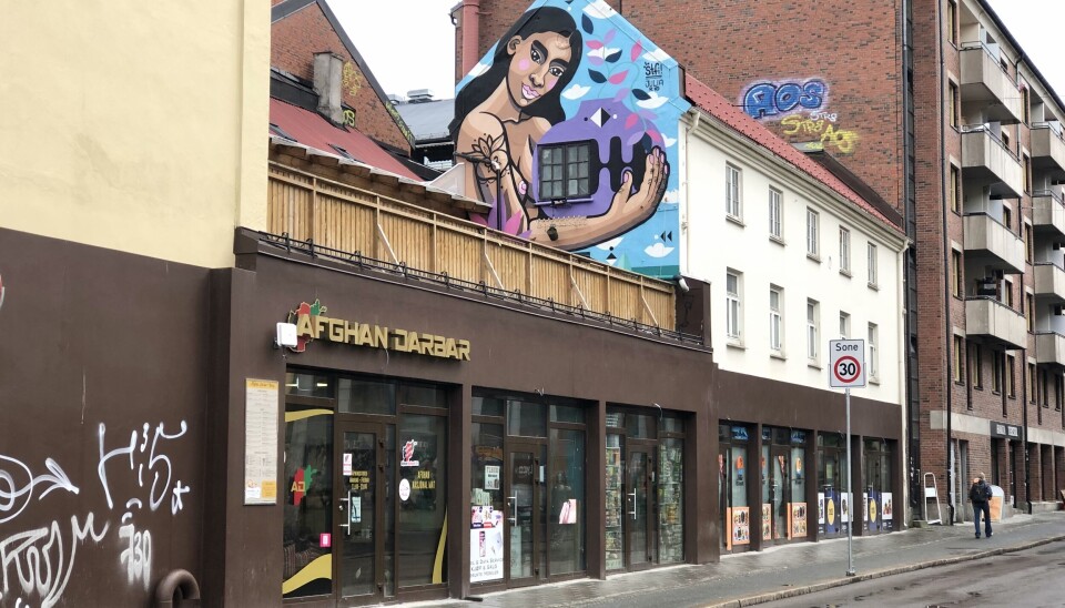 BOLIGER: For tre år siden bygget eierne om grunnplanet til flere næringslokaler. Nå vil de ha utvide med boliger. Grønland 18 Motzfeldts gate 2. Foto: Glen Widing