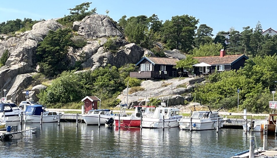 DYRT: Mange vil ha et sommerparadis ved sjøen, men det er få til salgs og prisene er høye. Hvaler Kirkøy Skjærhalden sjøhytter. Foto: Glen Widing