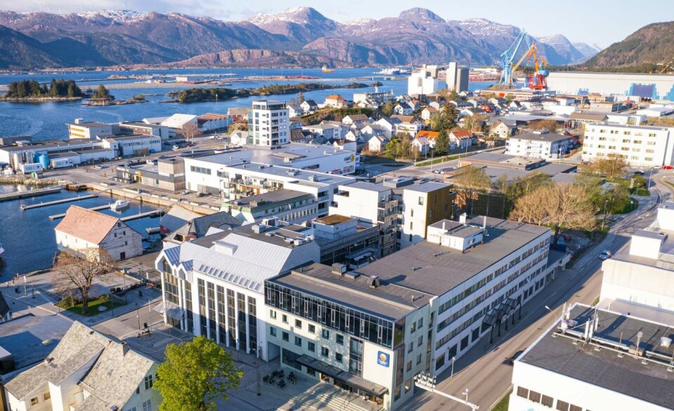 BYTTER: Dette hotellet får ny kjedetilhørighet i desember. Hotel Comfort Victoria i Florø. Foto: Strawberry