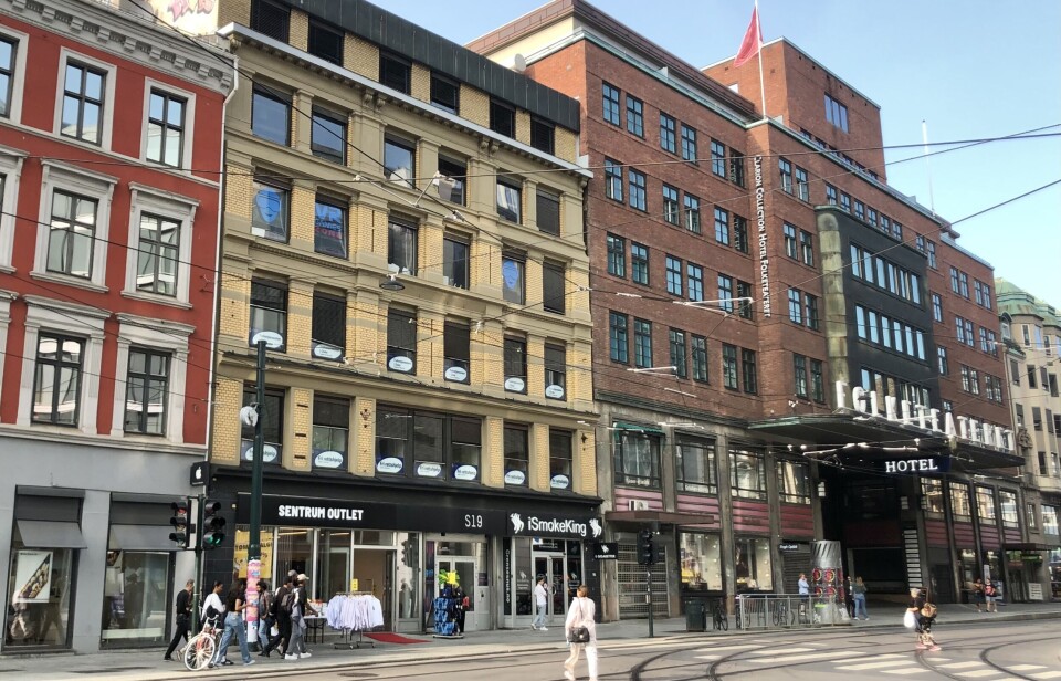 BRANN: Thongård mener leietakeren må stå til ansvar for en brann i Storgata 19, den gule gården midt i bildet. Domstolene er ikke enig. Storgata 19, 21 Folketeatret . Foto: Glen Widing
