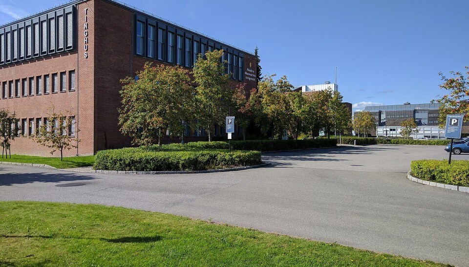 BLE FORLEDET: Entreprenøren styrte mot konkurs, men inngikk likevel avtaler med en underentreprenør. Det straffet seg for styreleder og daglig leder i entreprenørselskapet. Illustrasjonsbilde av Romerike og Glåmdal tingrett, avdeling Lillestrøm.